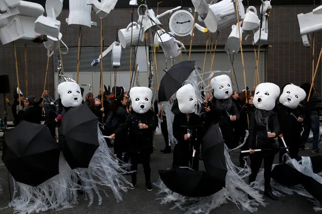 Participants in the Processional Arts Workshops' performance of Reverie wait to participate in the Greenwich Village Halloween Parade in Manhattan, New York, U.S., October 31, 2016. (Photo by Andrew Kelly/Reuters)