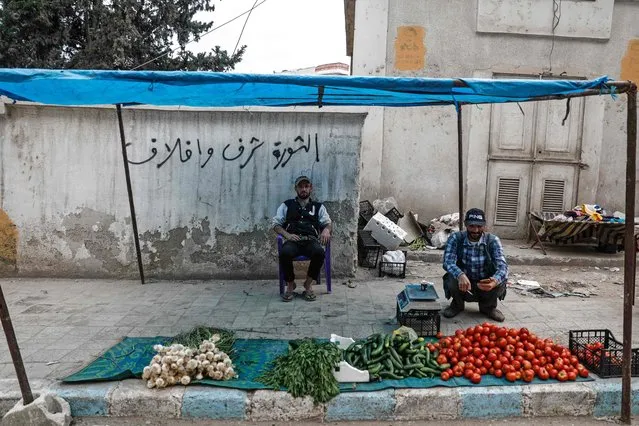 A general view taken on April 26, 2018, shows Syrians selling vegetables on the street in the northern Syrian enclave of Afrin that Ankara-backed forces captured from Kurdish fighters in recent months. Tens of thousands of people were displaced by the Turkish-led assault on the Afrin region, whose small towns and villages were home to mostly Syrian Kurds. (Photo by Sameer Al-Doumy/AFP Photo)
