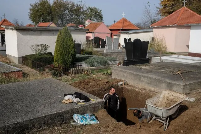 Gravediggers work at a cemetery in the village of Smoljinac, Serbia, October 25, 2016. (Photo by Marko Djurica/Reuters)