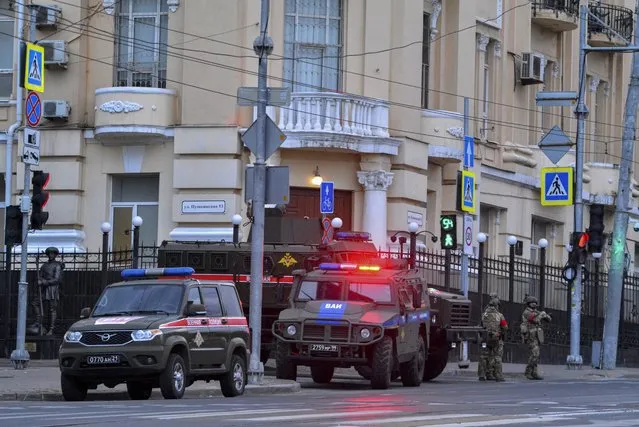 Russian servicemen block a street in downtown Rostov-on-Don, southern Russia, 24 June 2023. Security and armoured vehicles were deployed after private military company (PMC) Wagner Group’s chief Yevgeny Prigozhin said in a video that his troops had occupied the building of the headquarters of the Southern Military District, demanding a meeting with Russia’s defense chiefs. (Photo by Arkady Budnitsky/EPA)
