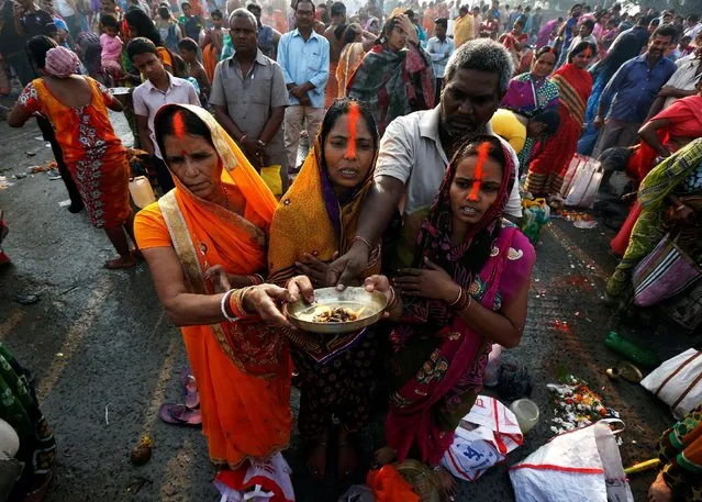 Hindu women worship after taking a holy dip in the Ganga river on the occasion of the annual Hindu festival of “Karthik Purnima” or full moon night, in Kolkata, India, November 14, 2016. (Photo by Rupak De Chowdhuri/Reuters)