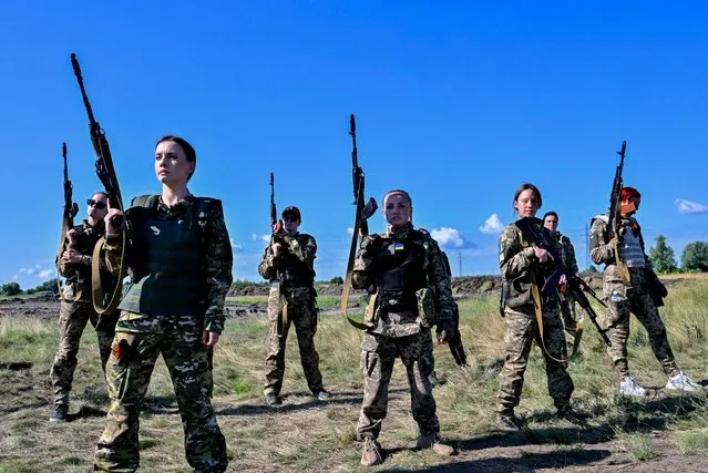 Female Ukrainian cadets, wearing new military uniforms designed specially for women, attend the “Uniform matters” event organised to present the outfit and test it under military training conditions, on the outskirts of Kyiv on July 12, 2023. (Photo by Sergei Supinsky/AFP Photo)