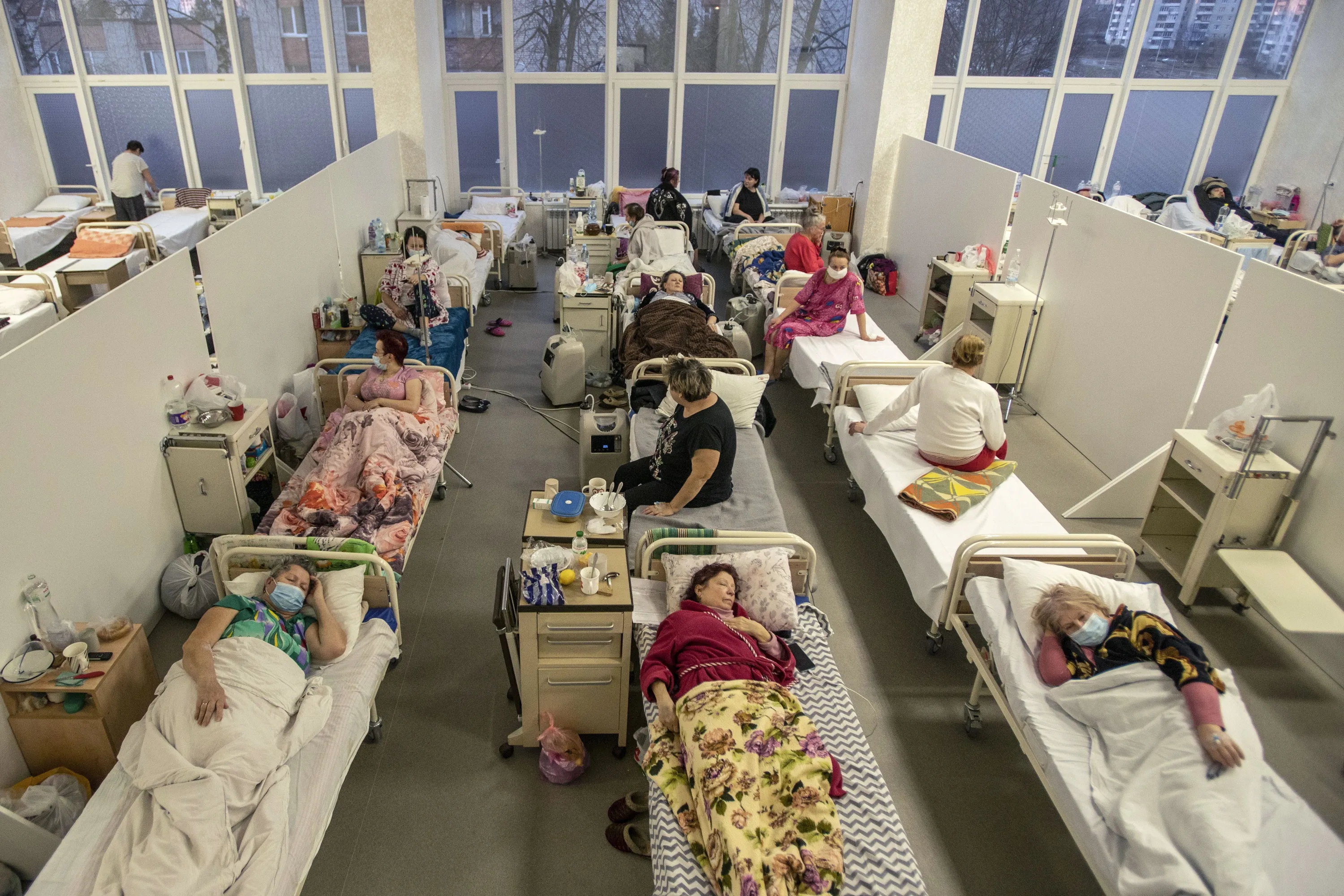 Госпитали на украине. Переполненные больницы. Больницы Украины переполнены. Переполненные больницы в США.