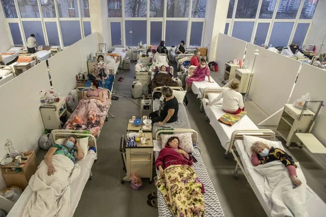 Patients with COVID-19 are seen in a hospital in Lviv, western Ukraine, Tuesday, March 23, 2021. Ukraine, which is struggling with a third wave of rising coronavirus infections, has recorded its highest daily death toll from COVID-19. (Photo by Evgeniy Maloletka/AP Photo)