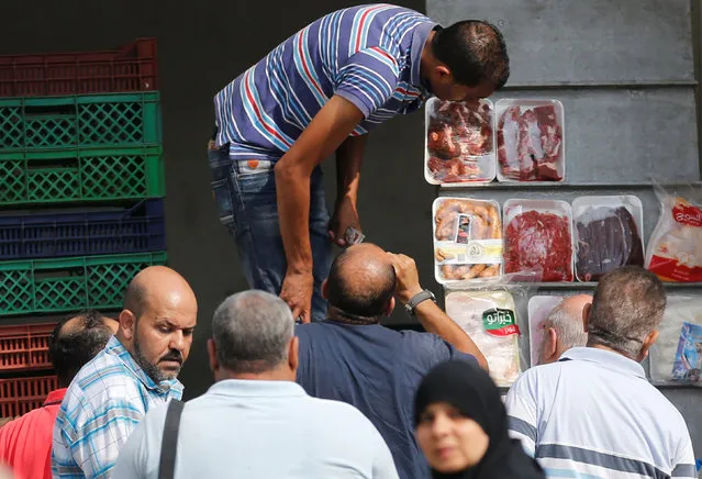 A man asks for price of subsidized food in a popular market at Abbdien square in Cairo, Egypt October 20, 2016. (Photo by Amr Abdallah Dalsh/Reuters)