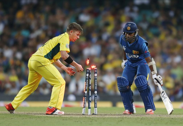 Australia's Xavier Doherty (L) fails to run out Sri Lanka's Mahela Jayawardene during their Cricket World Cup match in Sydney, March 8, 2015.    REUTERS/Jason Reed (AUSTRALIA - Tags: SPORT CRICKET)
