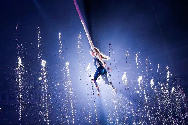 An acrobat performs during a presentation of the new show “Aquatoria. Circus on Water” at the National Circus in Kyiv, Ukraine September 18, 2021. (Photo by Valentyn Ogirenko/Reuters)