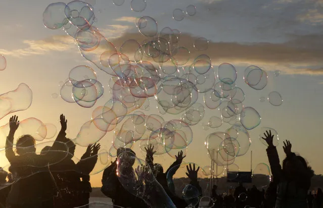 Children play with soap bubbles on the Promenade des Anglais in Nice, France, January 3, 2019. (Photo by Eric Gaillard/Reuters)