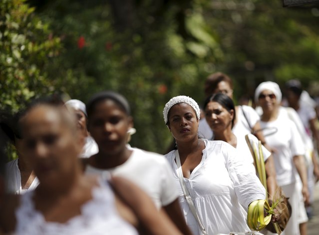 Members of the “Ladies in White” dissident group march in Havana, March 20, 2016. About 50 members of the Ladies in White dissident group, along with other opposition figures including graffiti artist Antonio Gonzalez Rodiles, known as El Sexto, were arrested on Sunday in Havana during the ladies' traditional Sunday march, which drew a counterdemonstration by Cuban government supporters. (Photo by Ueslei Marcelino/Reuters)