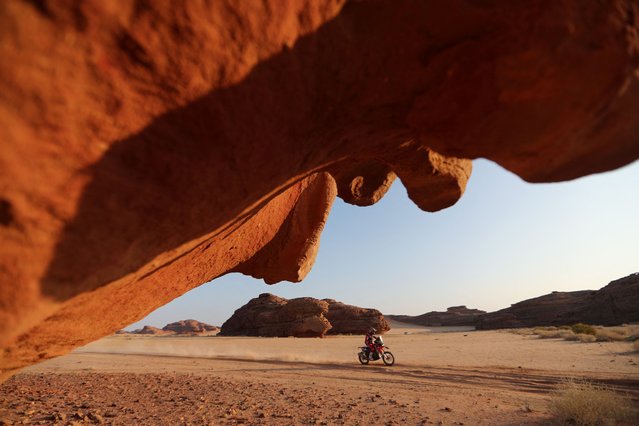 General view of a bike competitor in action during stage 1 of the Dakar Rally in Saudi Arabia on January 6, 2023. (Photo by Hamad I Mohammed/Reuters)