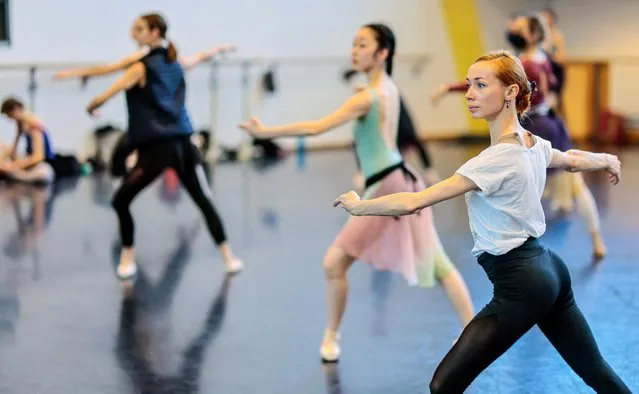 Berlin's State Ballet prima ballerina Iana Salenko, originally from the Ukraine, attends a training session of the international ensemble at the Deutsche Oper opera house in Berlin, Germany, March 23, 2022. Dancers who have fled Ukraine can also attend the training sessions there. (Photo by Hannibal Hanschke/Reuters)