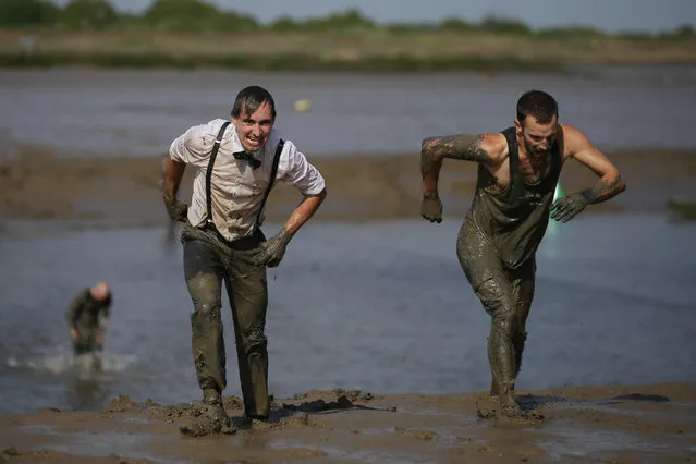 Participants arrive at the finish line of the annual Maldon Mud Race in Maldon, east England on May 7, 2017. (Photo by Daniel Leal-Olivas/AFP Photo)