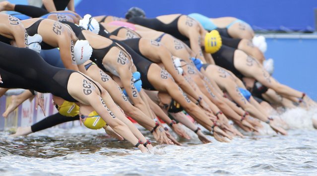 Athletes start during the women's 5km open water race at the Aquatics World Championships in Kazan, Russia, July 25,2015. (Photo by Hannibal Hanschke/Reuters)