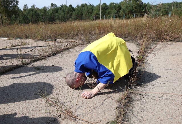 A Ukrainian serviceman reacts after being released from Russian captivity at an undisclosed location near the Ukrainian-Belarusian border, on September 13, 2024, amid the Russian invasion in Ukraine. 49 Ukrainian prisoners of war had been returned to their country from Russia on September 13, 2024, with photographs of the men and women wrapped in Ukrainian flags published. (Photo by Anatolii Stepanov/AFP Photo)