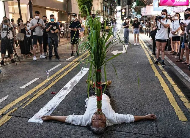 An artist demonstrates a performance arts on a street ahead of the 33rd anniversary of Tiananmen Square incident on June 03, 2022 in Hong Kong, China. The government announced to seal off the main parts of Victoria Park, where people gathered for the annual June 4 vigil. Police also have warned the public not to test their determination to enforce the law on June 4, adding that even going alone could end in an arrest for unlawful assembly, if someone is deemed to be there with a common purpose to express certain views. (Photo by Anthony Kwan/Getty Images)