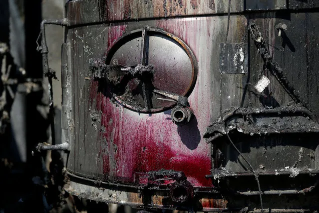 Wine stains are seen on a fermentation tank at Paradise Ridge Winery after being destroyed by the Tubbs Fire in Santa Rosa, California on Octoner 12, 2017. (Photo by Stephen Lam/Reuters)