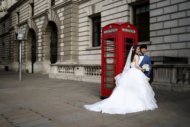 A couple have their wedding photos taken in Parliament Square, following the funeral of Britain's Queen Elizabeth, in London, Britain on September 20, 2022. (Photo by Tom Nicholson/Reuters)