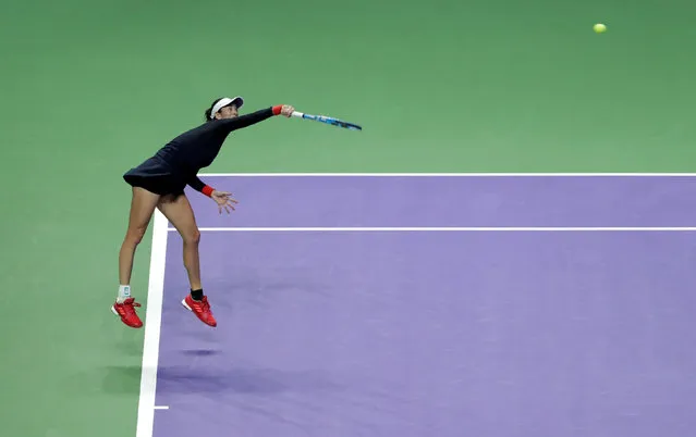 Garbine Muguruza of Spain hits a return against Jelena Ostapenko of Latvia during the WTA Finals tennis tournament Singapore on October 22, 2017. (Photo by Jeremy Lee/Reuters)