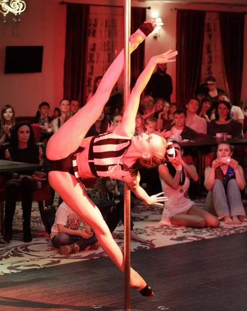 A participant performs during the “Perfect pole” pole dance championship of North Caucasus Federal District at the “Onegin” restaurant in Stavropol, southern Russia, November 9, 2014. (Photo by Eduard Korniyenko/Reuters)