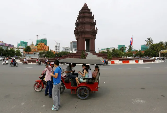 Chinese tourists visit the Independence Monument in Phnom Penh, Cambodia, October 3, 2016. (Photo by Samrang Pring/Reuters)