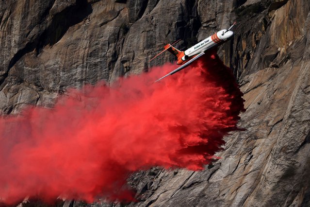 A low-flying tanker drops retardant as the Garnet Fire burns in the Sierra National Forest, Fresno County, California, U.S. August 26, 2025. (Photo by David Swanson/Reuters)