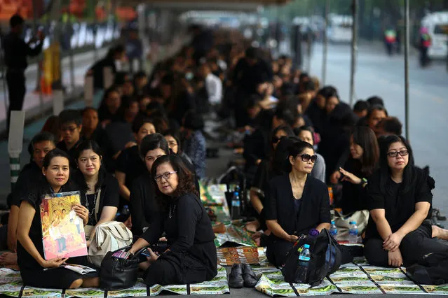 Mourners wait in line to offer condolences to Thailand's late King Bhumibol Adulyadej at the Grand Palace in Bangkok, Thailand, October 18, 2016. (Photo by Athit Perawongmetha/Reuters)