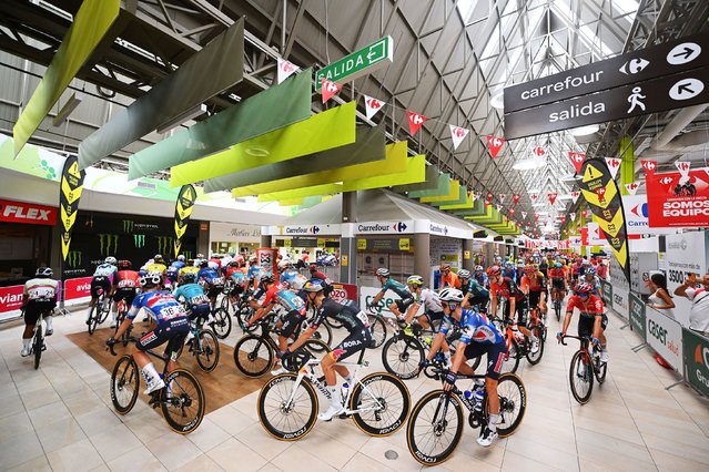 A general view of the peloton competing at the start of race inside a shopping mall prior to the La Vuelta – 79th Tour of Spain 2024, Stage 6 a 185.5km stage from Jerez de la Frontera to Yunquera / #UCIWT / on August 22, 2024 in Jerez de la Frontera, Spain. (Photo by Dario Belingheri/Getty Images)