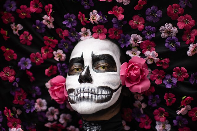 A woman poses for a picture during the KatrinasFest 2024 in San Jose on November 3, 2024. The event pays homage to the “Catrina”, an icon of Mexican culture representative of the traditional Day of the Dead, which is celebrated on November 2. (Photo by Ezequiel Becerra/AFP Photo)