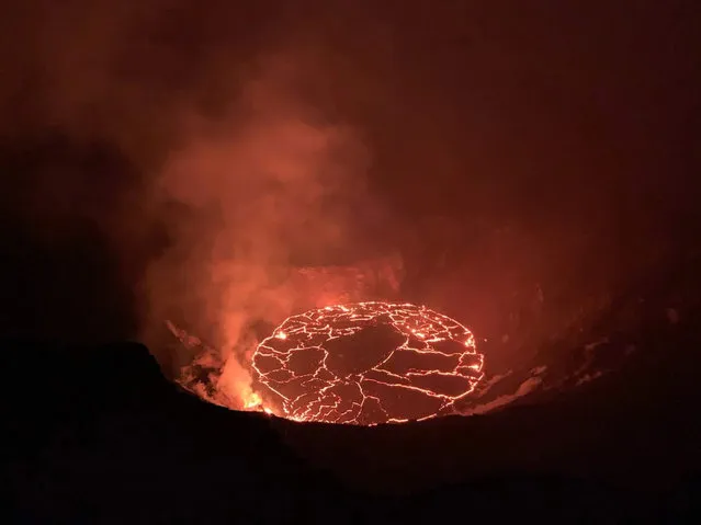 A handout photo made available by the United States Geological Survey (USGS) shows the continuing eruption in the Halema'uma'u crater at Kilauea volcano, Hawaii, USA, 28 December 2020 (issued 29 December 2020). At approximately 4:30 a.m. HST on 28 December, Hawaiian Volcano Observatory (HVO) field crews measured the lava lake as 179m deep. The Halema'uma'u crater erupted on 20 December 2020 after a 4.4 magnitude earthquake hit the south flank of the volcano. (Photo by D. Downs/EPA/EFE)