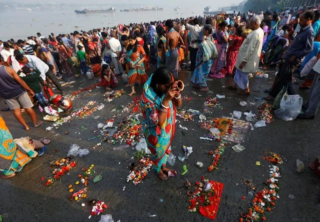 A Hindu woman worships after taking a holy dip in the Ganga river on the occasion of the annual Hindu festival of “Karthik Purnima” or full moon night, in Kolkata, India, November 14, 2016. (Photo by Rupak De Chowdhuri/Reuters)
