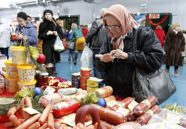A woman counts money at a food fair in the village of Ulyanovka, south-east of Stavropol, Russia December 22, 2015. (Photo by Eduard Korniyenko/Reuters)