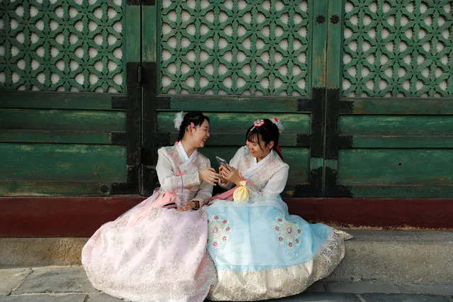 Tourists dressed in traditional Korean costumes visit the Gyeongbokgung Palace in Seoul, South Korea April 26, 2018. (Photo by Jorge Silva/Reuters)