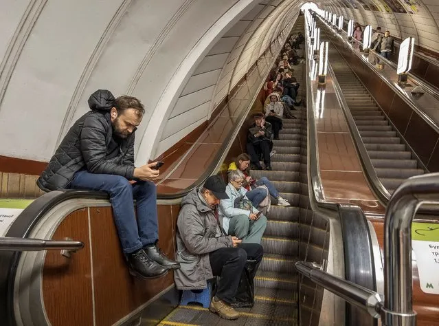 People shelter inside a subway station during a Russian missile attack, as Russia's attack on Ukraine continues, in Kyiv, Ukraine on October 25, 2022. (Photo by Vladyslav Musiienko/Reuters)