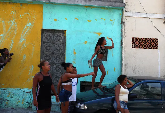Residents react during a police operation against drug gangs at Fallet slum in Rio de Janeiro, Brazil February 8, 2019. (Photo by Pilar Olivares/Reuters)