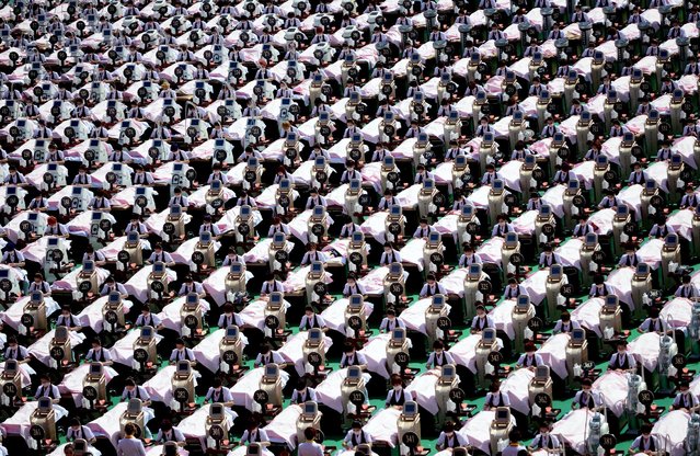 A group of 1000 customers receive a facial massage at a sports centre in Jinan, Shandong province, China, May 4, 2015. (Photo by Reuters/Stringer)