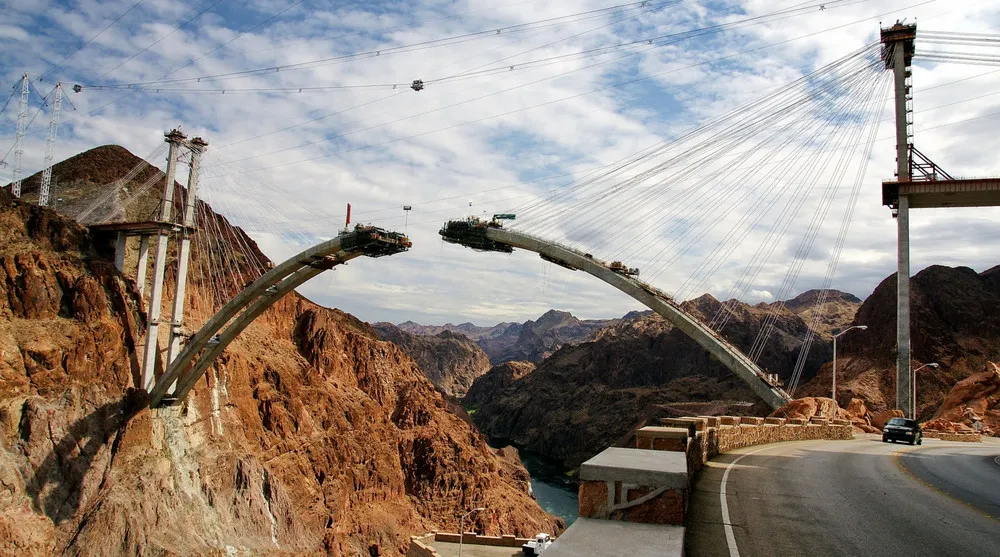 Mike O'Callaghan–Pat Tillman Memorial Bridge in Colorado River