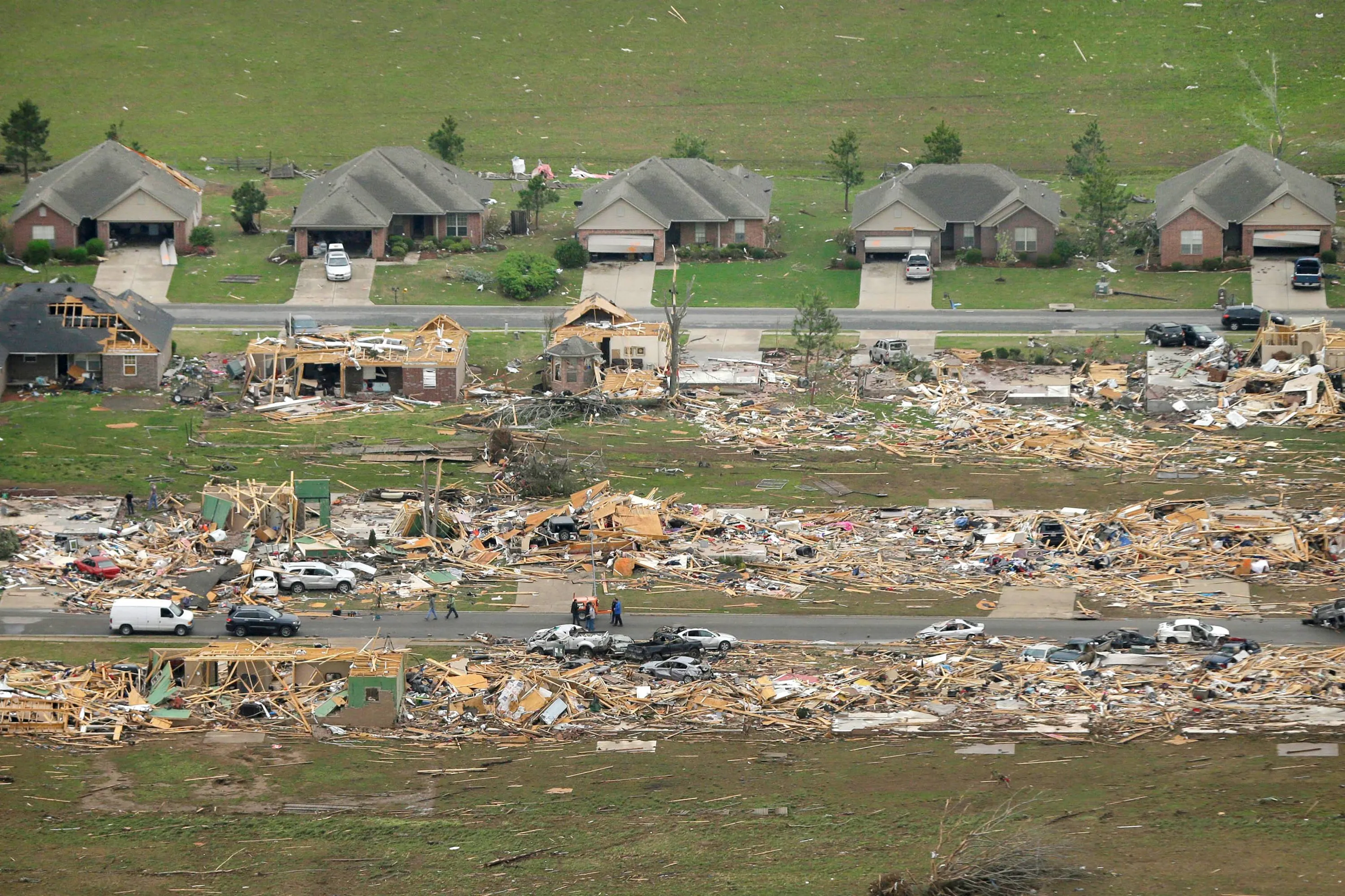 Торнадо разрушило. Разрушения после Торнадо. Торнадо в штате Оклахома. Разрушения после Торнадо в США. Канзас штат США после Торнадо.