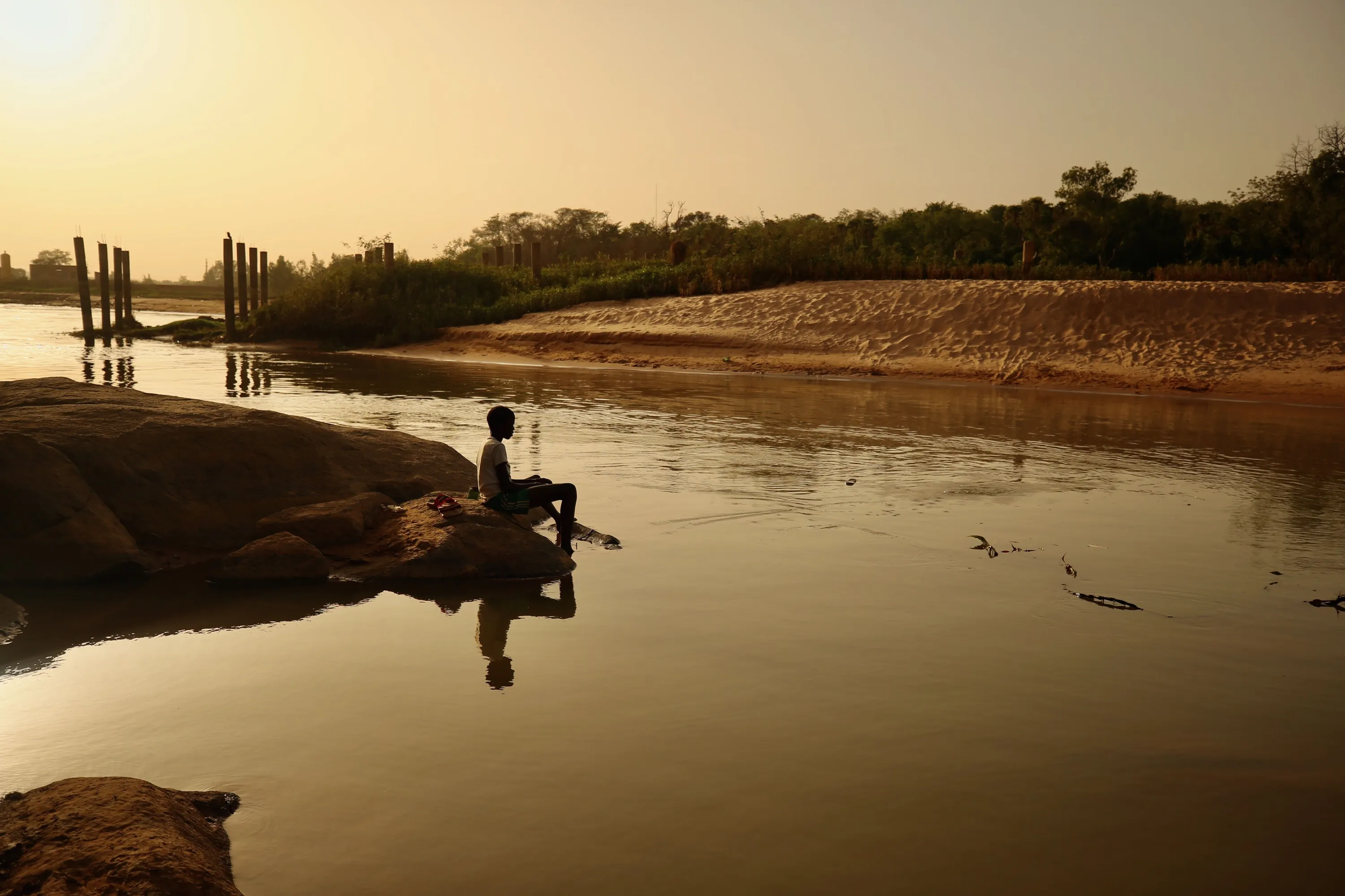 Реки и озера нигерии. Река нигер в сахаре. Река нигер в Африке. Река нигер пляжи. Река нигер красивая.