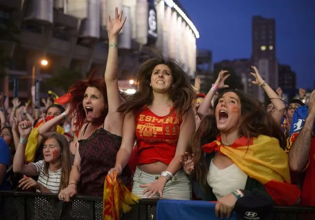 Spain fans react as they watch the FIFA World Cup 2014 football match between Spain and Chilli in Brazil, on a large screen in Madrid on June 18, 2014. (Photo by Dani Pozo/AFP Photo)