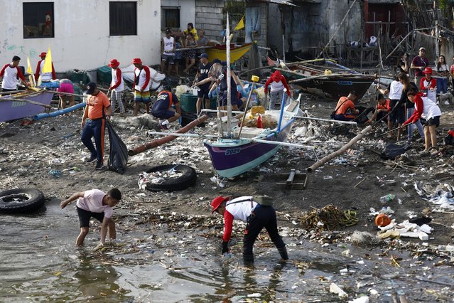 Volunteers collect trash during a coastal clean-up in Noveleta, Cavite province, Philippines, 02 August 2024. A spill from the tanker 'MT Terranova', which was carrying 1.4 million liters of oil and sank off Manila Bay on 25 July, is now affecting the municipal waters of several areas in the Philippines, including Bulacan, Cavite, and Bataan. Environmental organizations are calling on President Marcos Jr. to make oil and gas companies pay for polluting water and fueling the climate crisis. (Photo by Francis R. Malasig/EPA)