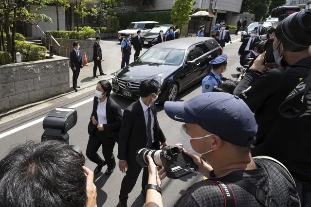 A car which is believed to carry the body of former Prime Minister Shinzo Abe, arrives at his home Saturday, July 9, 2022, in Tokyo. (Photo by Eugene Hoshiko/AP Photo)