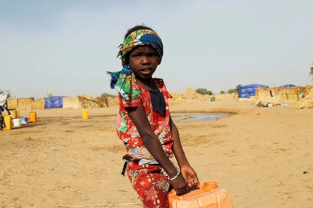A girl pulls a container of water at the Boudouri site for displaced persons outside the town of Diffa in southeastern Niger June 21, 2016. (Photo by Luc Gnago/Reuters)