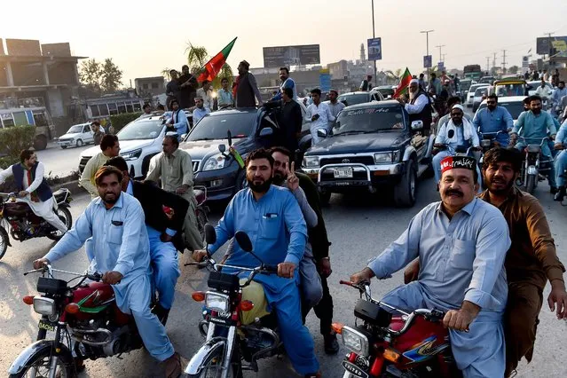 Activists of opposition party Pakistan Tehreek-e-Insaf (PTI) take part of anti-government rally demanding early election in Peshawar on October 28, 2022. (Photo by Abdul Majeed/AFP Photo)