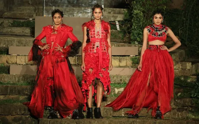 Models present creations by Indian designer Anamika Khanna during the grand finale of Lakme Fashion Week (LFW) Summer/Resort 2017 in Mumbai, India, 04 February 2018. (Photo by Divyakant Solanki/EPA/EFE)