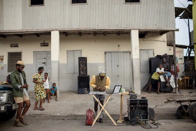 DJ Evans Mireku Kissi plays experimental music during a street performance in Jamestown, Accra, Ghana, June 12, 2015. (Photo by Francis Kokoroko/Reuters)