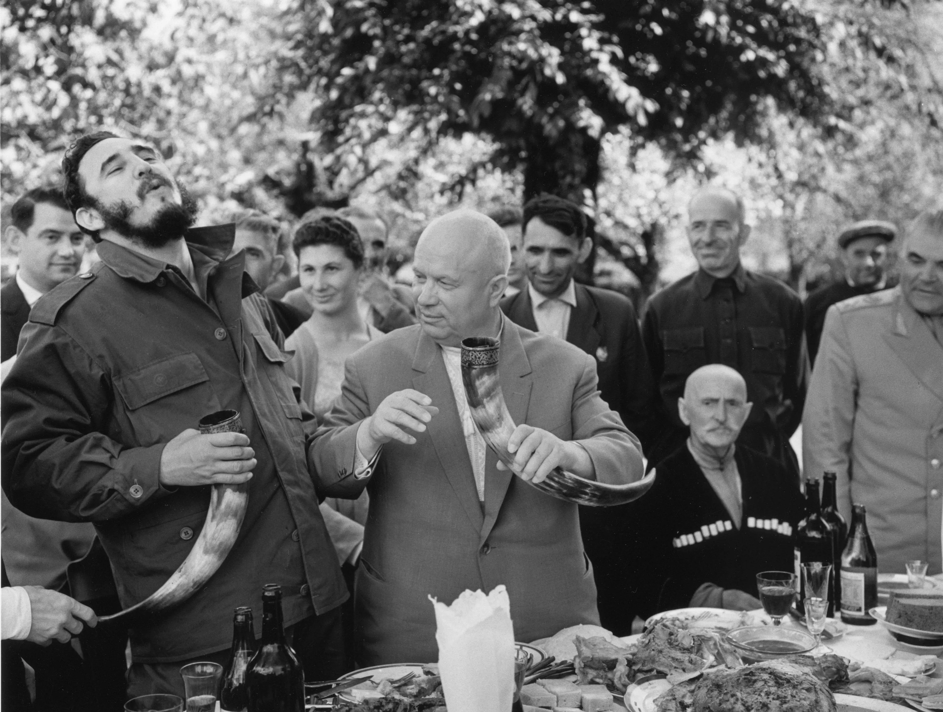 Фото 1963 года. Никита Хрущев и Фидель Кастро. Фидель Кастро в Узбекистане. Никита Хрущев Фиделю Кастро 1963. Фидель Кастро в Абхазии 1963.