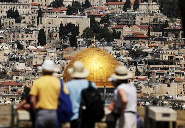 Tourists look at the Dome of the Rock, located in Jerusalem's Old City on the compound known to Muslims as Noble Sanctuary and to Jews as Temple Mount, June 21, 2018. (Photo by Ammar Awad/Reuters)