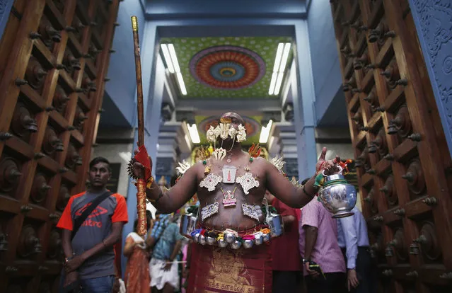 A devotee leaves a temple pulling a chariot during Thaipusam festival in Singapore February 3, 2015. (Photo by Edgar Su/Reuters)