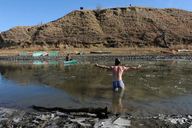 A protester reacts to the new barbed wire placed around Turtle Island during a protest against plans to pass the Dakota Access pipeline near the Standing Rock Indian Reservation, near Cannon Ball, North Dakota, U.S. November 25, 2016. (Photo by Stephanie Keith/Reuters)