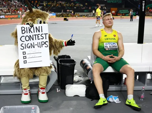Youhuu the mascot jokes with Lithuania's Mykolas Alekna (R) during the men's discus throw final during the World Athletics Championships at the National Athletics Centre in Budapest on August 21, 2023. (Photo by Kirill Kudryavtsev/AFP Photo)
